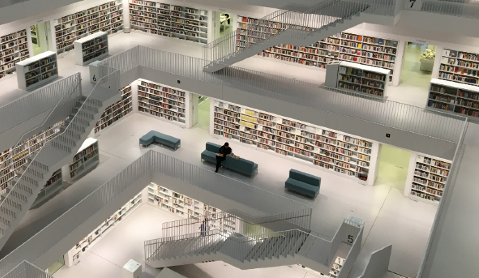 Photographie d'une bibliothèque sur plusieurs étages
