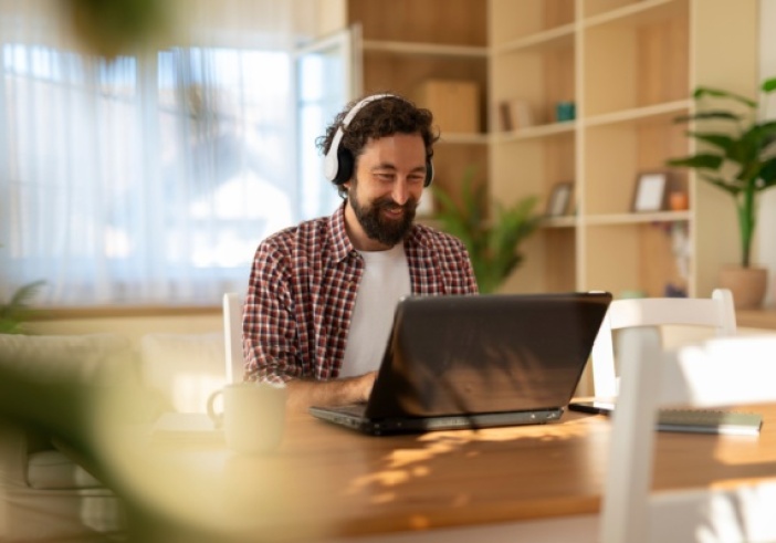 Illustration article : C’est l’histoire d’un employeur pour qui télétravailler loin, c’est aller trop loin…