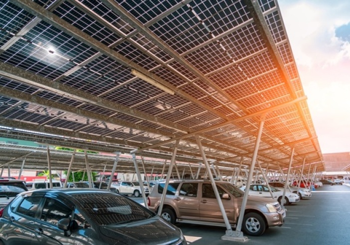 Illustration de l'article : Panneaux photovoltaïques et équipement des parkings : un délai supplémentaire ?