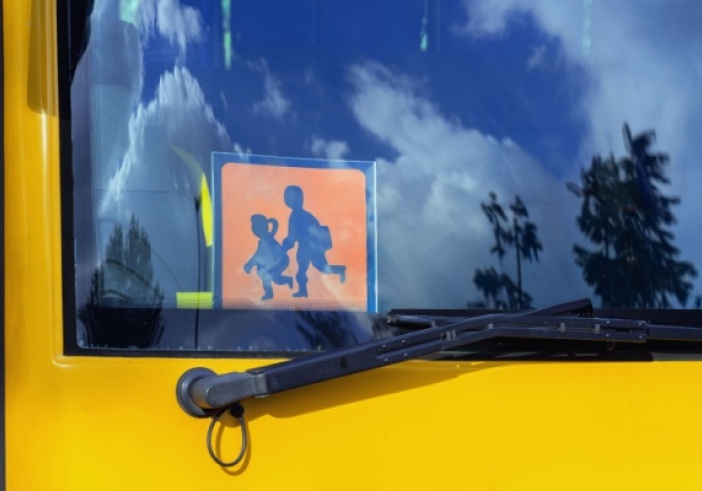 Illustration article : Transports en commun d’enfants : les limites pour 2026