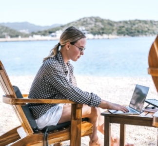 Illustration article : Télétravail depuis le lieu de vacances : possible ?