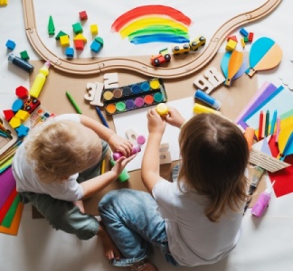 Illustration article : Garde d’enfants : la déclaration Pajemploi évolue en 2026