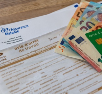 Illustration article : Calcul des congés payés et arrêts de travail : coup de théâtre !