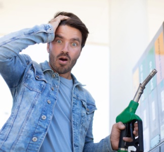 Illustration article : Pompe à essence automatique : un minimum de provision sur le compte bancaire ?