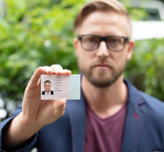 Illustration article : Commissaire de justice : comment obtenir sa carte professionnelle ?