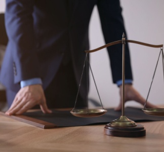 Illustration article : Comment un avocat peut-il contester son licenciement ?