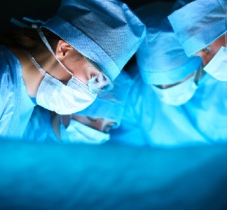 Illustration article : Chirurgie esthétique et mineurs : attention aux communications commerciales !