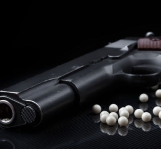 Illustration article : Répliques d’armes : attention aux blessures