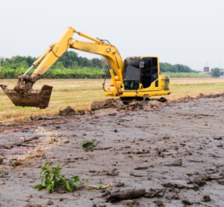 Illustration article : Entreprise de travaux agricoles : quand une pelleteuse sectionne une canalisation d’eau…