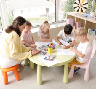 Illustration article : Établissement d’accueil collectif de jeunes enfants : une liste de qualifications élargie