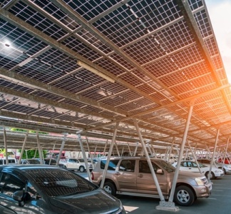 Illustration article : Panneaux photovoltaïques et équipement des parkings : un délai supplémentaire ?