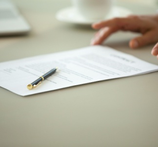 Illustration article : Garantie à 1re demande : rembourser avant de demander des comptes ?