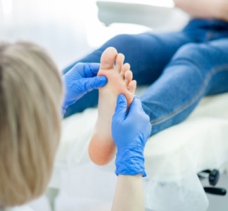 Illustration article : Pédicures-podologues : savoir réagir face aux maltraitances